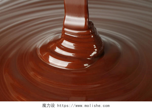 黑巧克力的液体在流动的背景